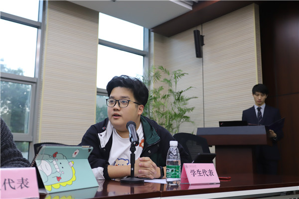 1604800895822409.jpg 图1 员工代表建言献策.jpg