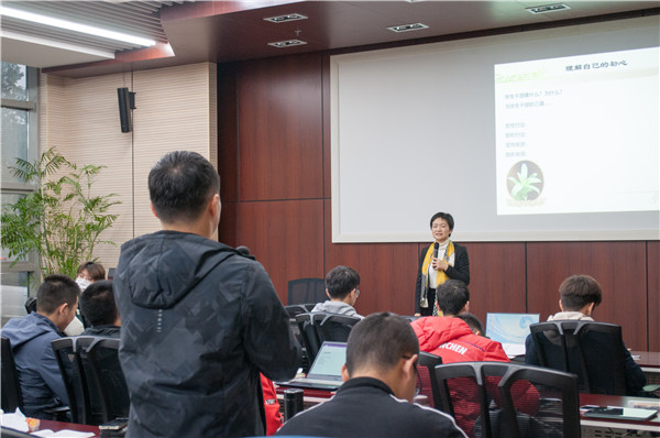 1606738511823708.jpg 图4:汪国琴与同学交流员工工的初心.jpg