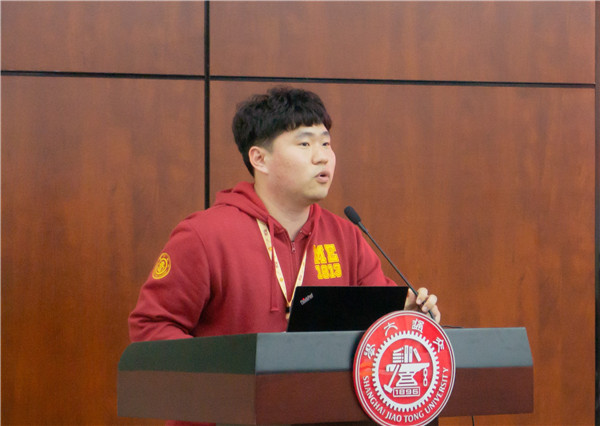 1617262420288128.jpg 图三 任子文老师汇报合唱团组织工作.jpg