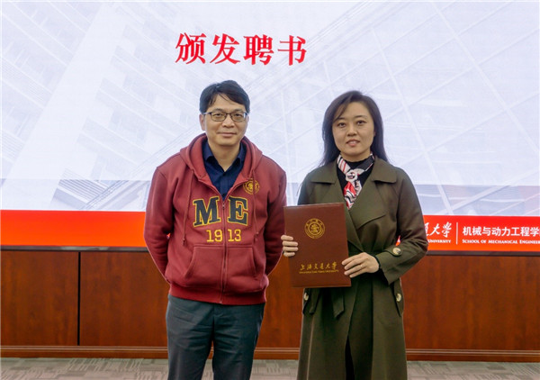 1617262429537498.jpg 图四 彭志科经理为合唱团艺术指导谭雅如颁发聘书.jpg