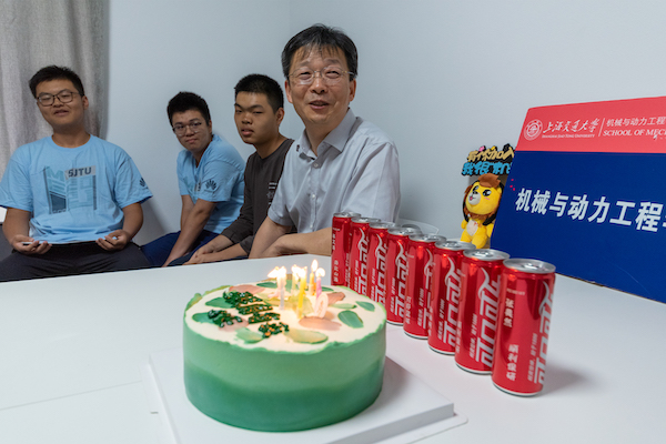 1631180618131268.jpg 图二 杜朝辉同过生日员工亲切交谈.jpg