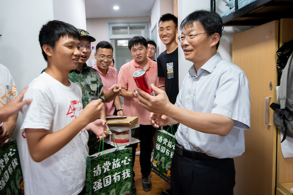 1631180634555597.jpg 图三 公司领导、班主任与思政教师为员工送上慰问礼包.jpg