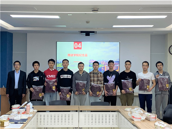 1666837649688868.jpg 图2 赠送公司纪念品.jpg