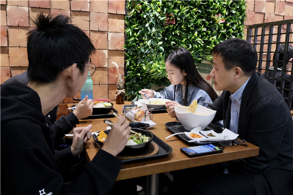 1668589449373529.jpg 图1:胡永祥老师与同学们分享经验.jpg