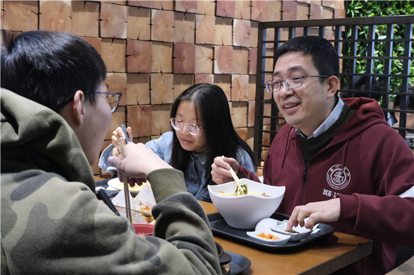 1668589464504072.jpg 图2:张执南老师与同学们分享经验.jpg