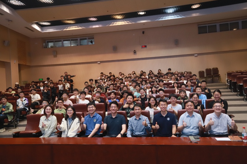 图9-大合影_resized.jpg