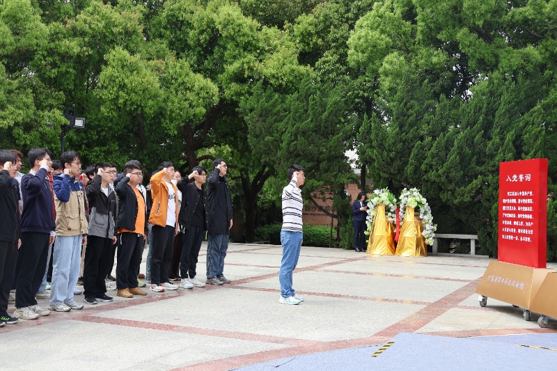 图4-支部成员重温入党誓词_resized.JPG